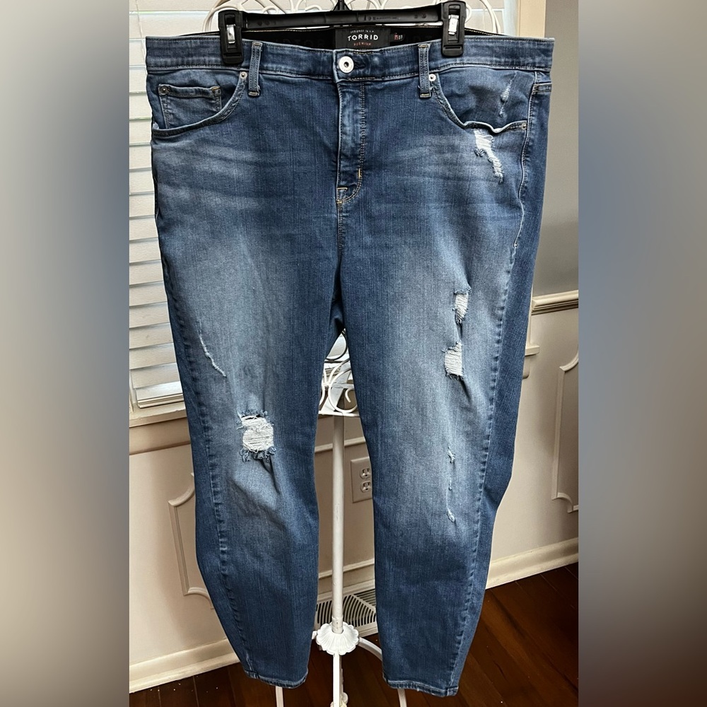 Torrid 22R distressed women’s blue jeans